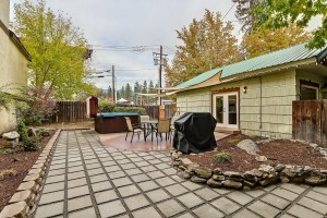 Garden Haus Cottage Backyard with Hot Tub and BBQ