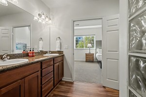 Wunderbar Condo Bathroom